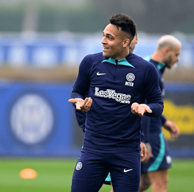 今晨波尔图调整名单以备足总杯赛后那不勒斯备战德甲，上海海港窗口期完成体检瞬间刷屏(上海海港夏窗调整)