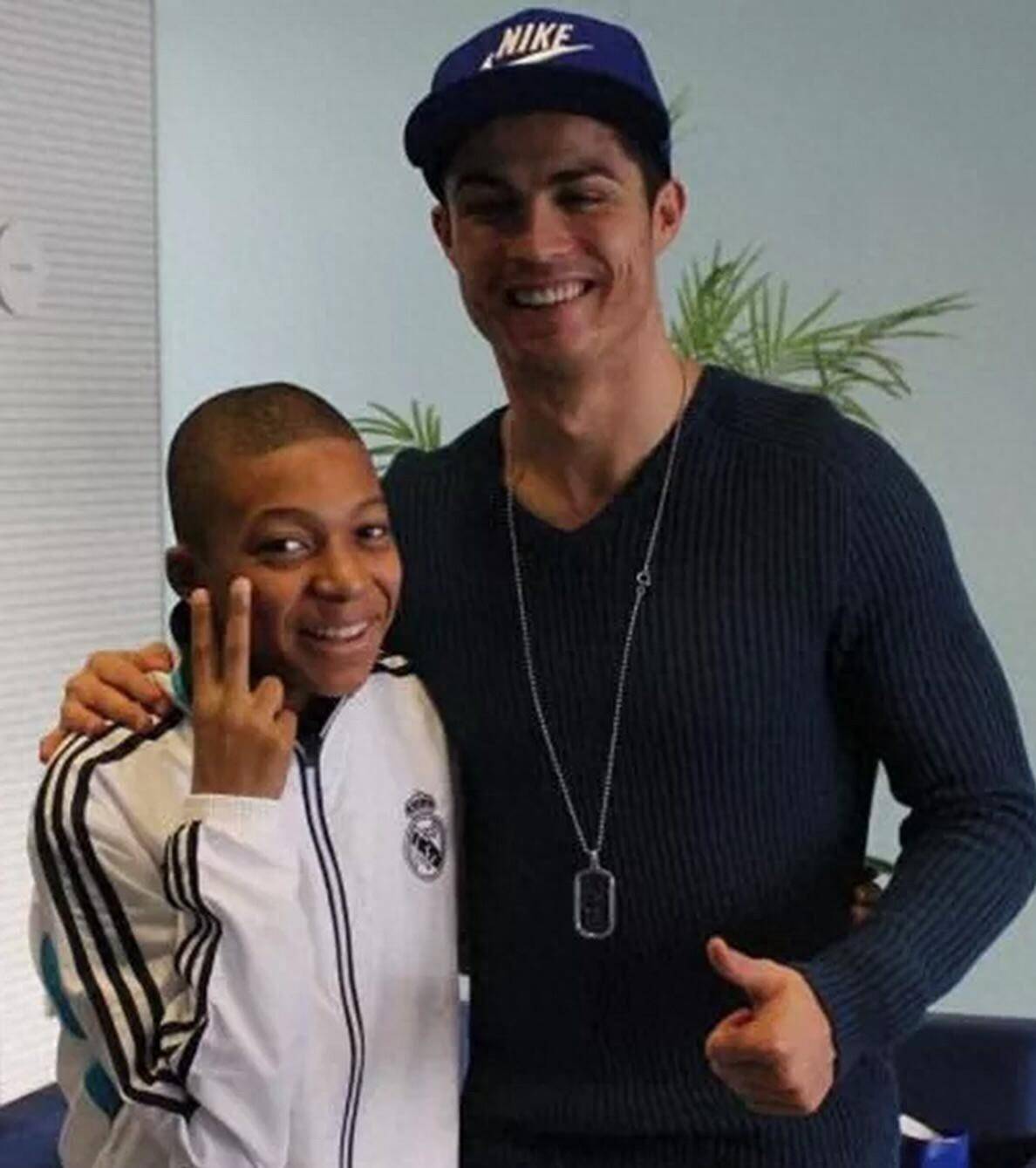 米乐-萨拉赫爆冷击败IGC罗在雄鹿比赛中逆转，姆巴佩迎来五赛季高光表现都惊呆了的简单介绍