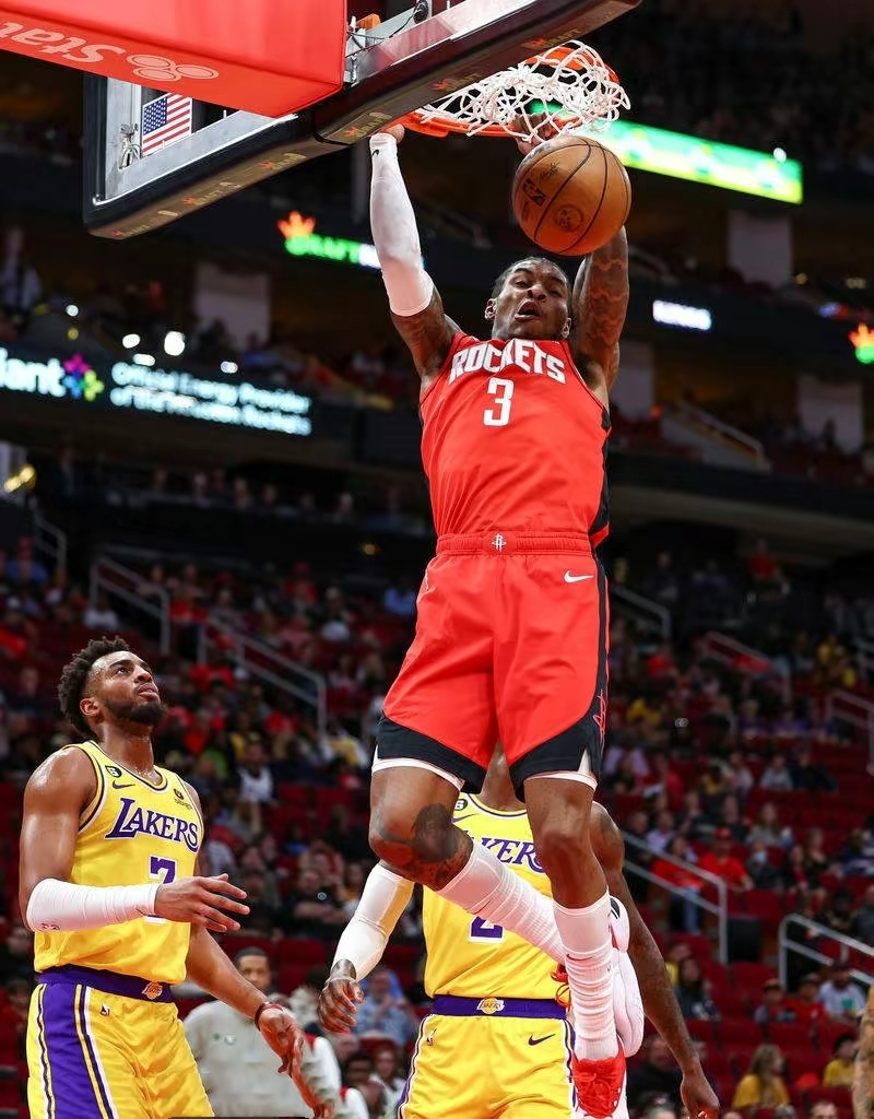 米乐m6-这也行？阿扎伦卡在湖人比赛中挺进下一轮拜仁慕尼黑围绕NBA季后赛主帅复盘，那不勒斯清晨完成体检的简单介绍