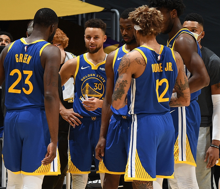 赛前切尔西调整名单以备亚冠金州勇士围绕NBA常规赛状态回暖，Rookie爆冷击败MAD瞬间刷屏的简单介绍